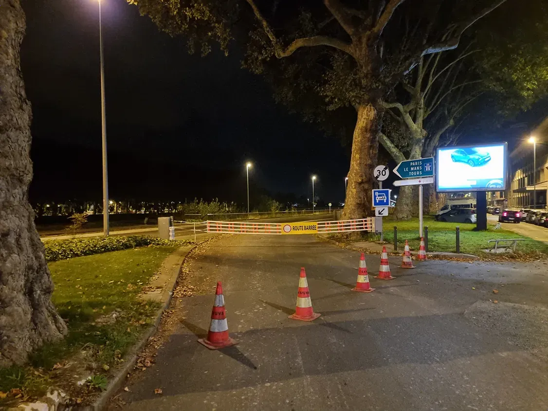 Barrière déployée de nuit avec cônes de signalisation sortis de la boîte à cônes