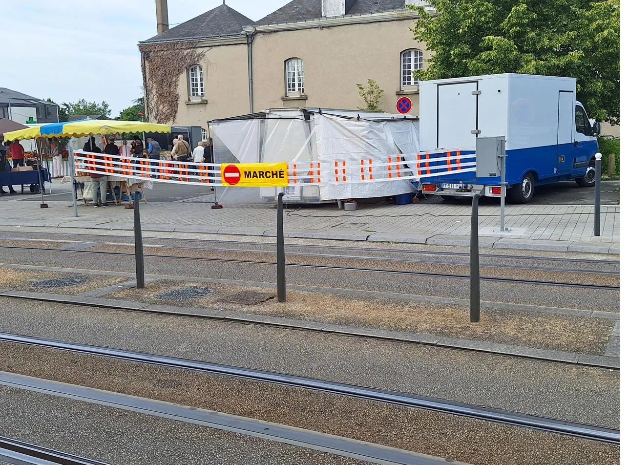 Boîte semi-automatique ouverte : les sangles sont enroulées sur l'enrouleur intégré