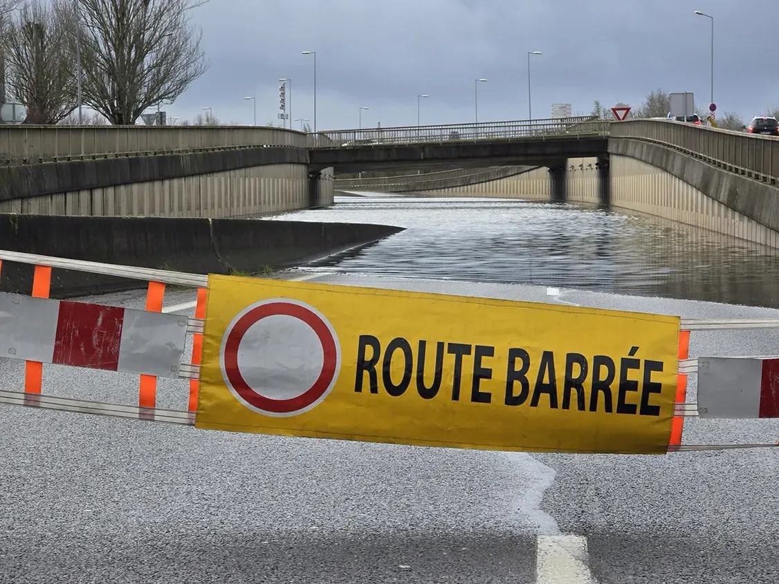 Bannière ROUTE BARRÉE devant les voies sur berge inondées à Angers
