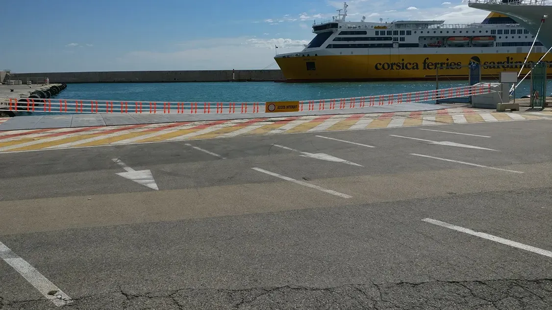 Barrière manuelle de 20 mètres fermant un quai du port de Nice